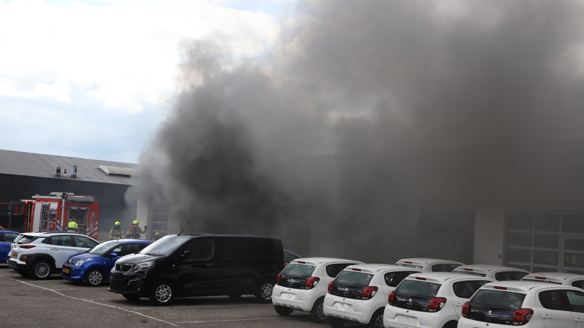 'Zeer grote' brand bij autobedrijf in Tiel, zwarte rookwolken te zien..