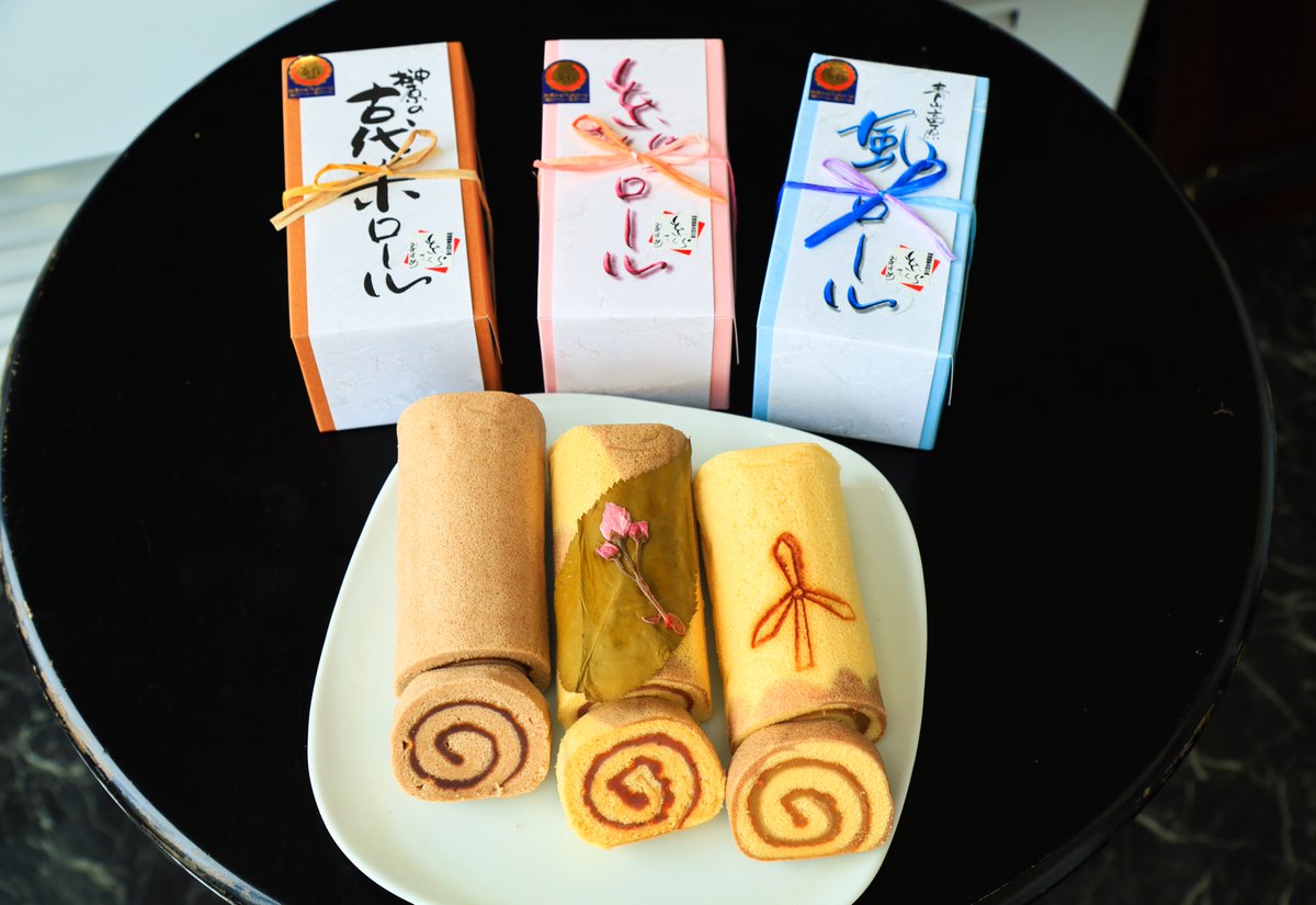fugaemon's tweet photo. 津市久居の #ボン・マルシェ
久居のケーキ屋さんといえばここ!
地元では有名な老舗です。
ケーキ屋さんでありながら、
和テイストのロールケーキや和菓子も
ありました。
青山高原 風ロールには風車の絵が!
お贈りものにもピッタリですね😊
#sweetsu #スイーツ部会 #すいーつ #津市物産振興会 https://t.co/4679yph2oo