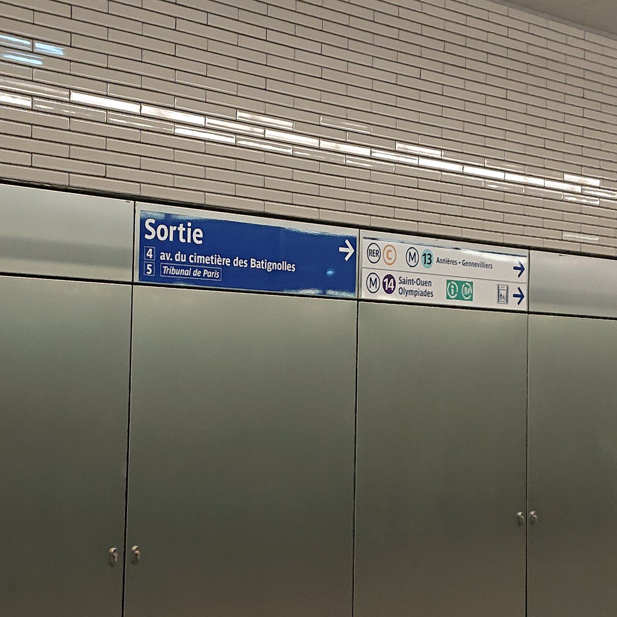 #Ligne14 problème d'affichage pour la sortie 5 en haut des escalators en tête de ligne direction St Ouen.
En vraie la sortie 5 est à gauche.
Me semble t il ? 😕