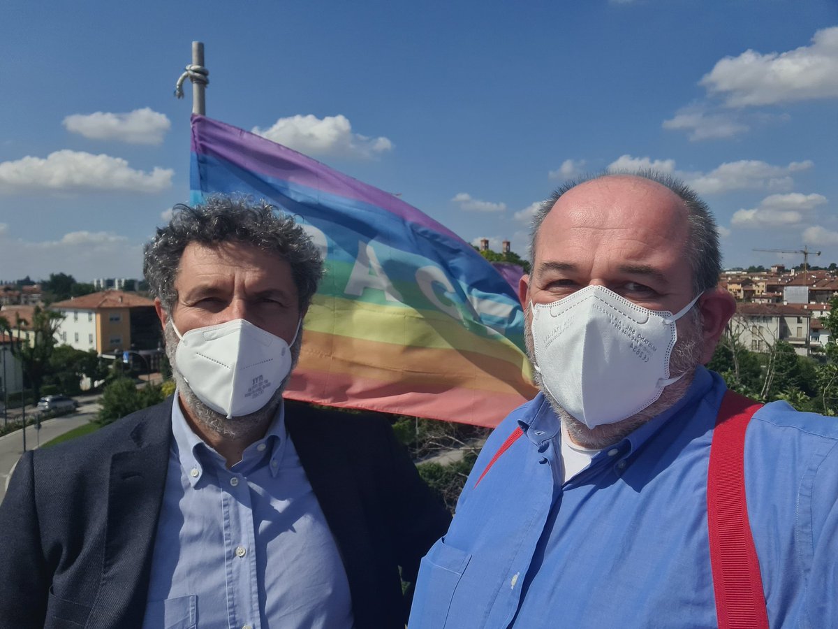 lanzigiuseppe's tweet photo. Oggi il buon @g_nazzareno Vice DG di @bancaetica in visita (quasi pastorale) a @sisifosrl, @FarmaciaPozzi e @INREDEVcom e finalmente incontra la Mogliera @chiaraperte #boia https://t.co/kLZ9Nedz3K