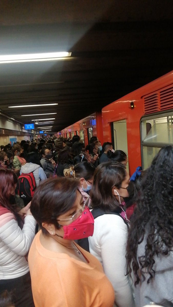 _Johadan's tweet photo. @MetroCDMX bajaron a todos en Jamaica https://t.co/gj2uvlJ33R