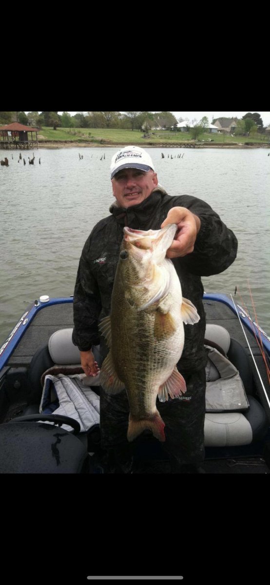 PosseTree's tweet photo. This is my personal best (10lbs 11oz)and was fortunate enough to catch it in a tournament. Let’s see yours 🎣🎣🎣@TwisterFishing @TackleWarehouse @ShredFinFishing @powellrods https://t.co/tUrV4JpZBL
