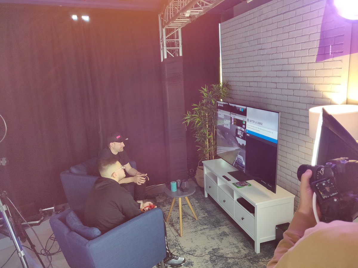 SocialyseParis's tweet photo. A 18h, sur https://t.co/NTcdvMCWFg retrouvez @CodJordan23 &amp; @YoMax38 pour un #LiveShopping exclusif autour des TV NeoQLED ! #NeoQLIVE https://t.co/VMqiKpQZub