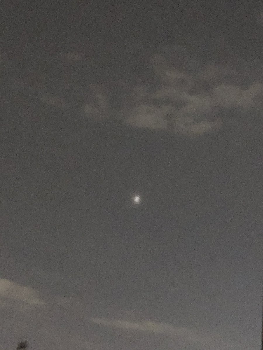 yu1220jp's tweet photo. 東京は曇りで見えず🌓

#皆既月食
#射手座の満月 https://t.co/QJYg79pXe5