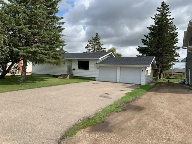 C21Westman's tweet photo. New Listing: This great home features 3 bedrooms upstairs, a large living room with lots of natural light. Eat in kitchen with doors to your deck overlooking the large oversized back yard!

#justlisted #whyc21 #brandonhomesforsale https://t.co/etnqDDd3NW https://t.co/RTNVTUiUS9