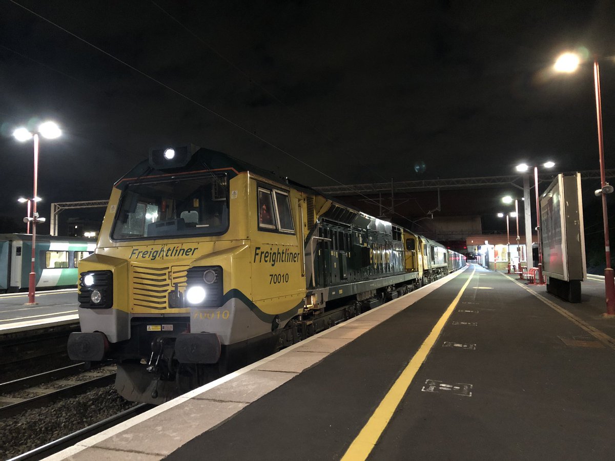ojpaget91's tweet photo. Jumbo Train 6 👍🏼. 6Z88 Tunstead Quarry to Wembley, with the first run via Guide Bridge, Stockport and the West Midlands last night. Class 70010 &amp; 66618 successfully operated in multiple hauling 43 MWA box wagons totalling 4180 tonnes behind the drawbar. @RailFreight @TarmacLtd https://t.co/HxbbhcG1Z7