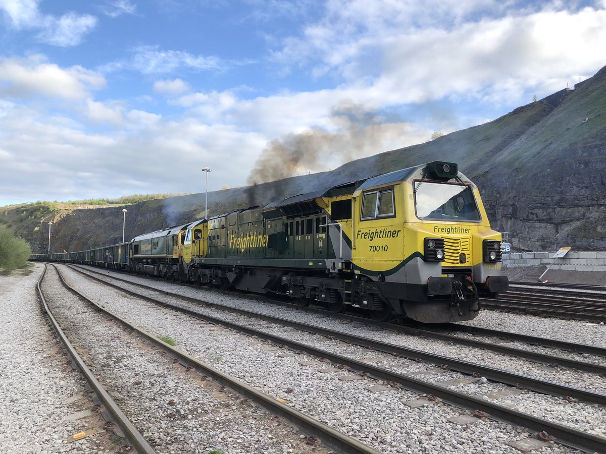ojpaget91's tweet photo. Jumbo Train 6 👍🏼. 6Z88 Tunstead Quarry to Wembley, with the first run via Guide Bridge, Stockport and the West Midlands last night. Class 70010 &amp; 66618 successfully operated in multiple hauling 43 MWA box wagons totalling 4180 tonnes behind the drawbar. @RailFreight @TarmacLtd https://t.co/HxbbhcG1Z7
