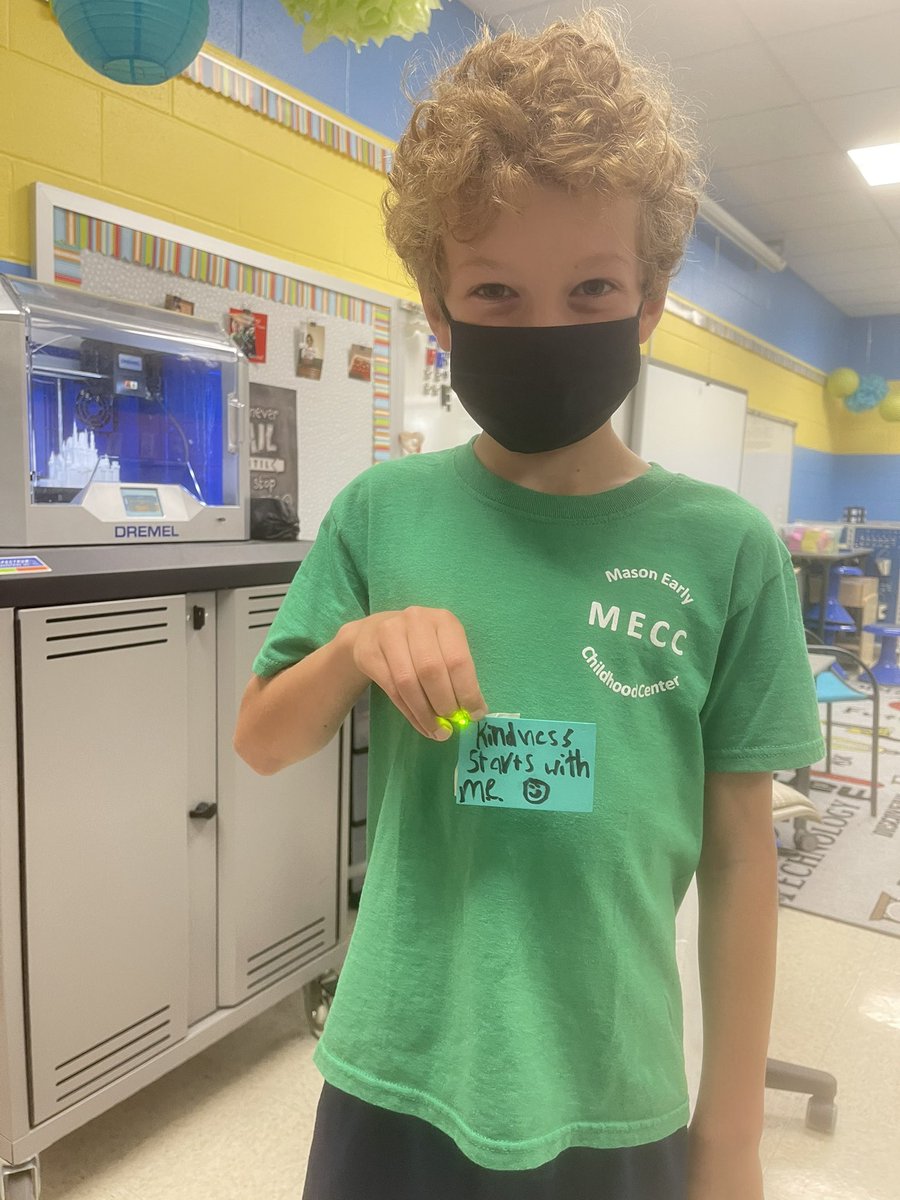 MCSSTEAM's tweet image. Lighting up our way to summer with kindness signs! 💡”Be Yourself” “Kindness Starts with Me” “Be Who You Are”!!! #stem #steam 💚