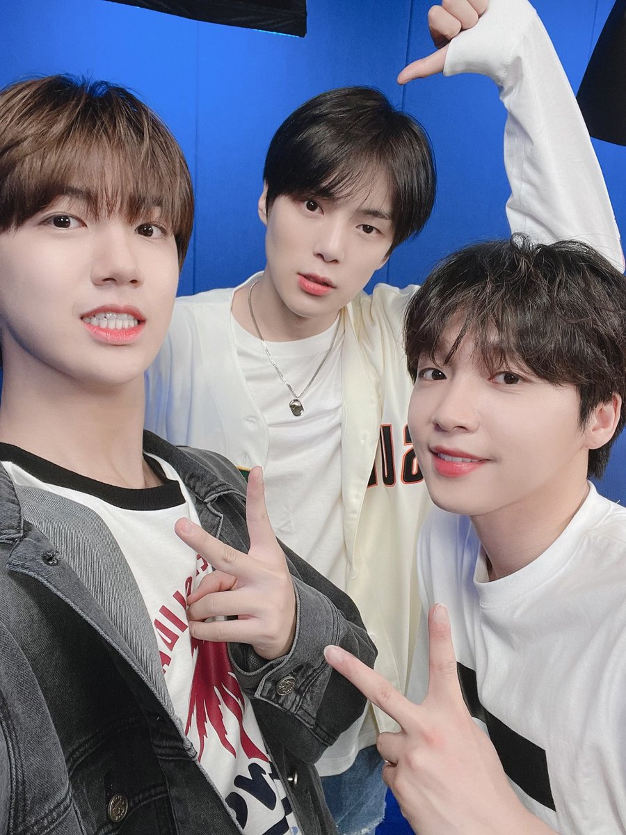 CRAVITYstarship's tweet photo. [📸사진] 210526
#보그싶쇼 🌟

#원진 이와 즐겁게 놀다 가는
보고 또 보고픈 보그싶쇼🎵 
(with #민혁 #세운 선배님❤)

오늘도 좋은 꿈 꾸고 잘 자요😴

#CRAVITY #크래비티 https://t.co/p3klkUWi84