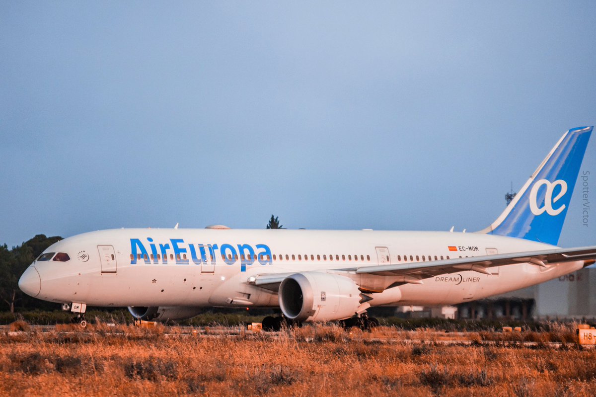 ¡ B788 de <a href="/AirEuropa/">Air Europa</a> con aficionados del <a href="/VillarrealCF/">Villarreal CF</a> a bordo rumbo Gdansk a la final de la <a href="/EuropaLeague/">UEFA Europa League</a> ! 🟡
EC-MOM 🇪🇸
.
.
#aireuropa #b788 #boeing #boeing787 #dreamliner #valencia <a href="/VLCspotters/">VLCspotters ✈️</a> <a href="/aeroVLC/">Aeropuerto Valencia</a>