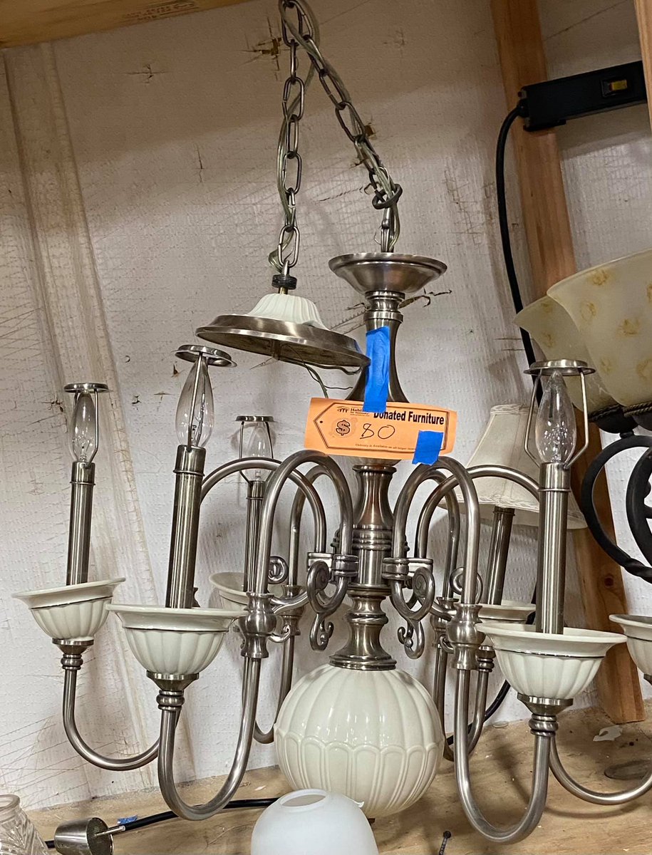 greene_for's tweet photo. Chandeliers anyone? https://t.co/cc1Q2MhDXX