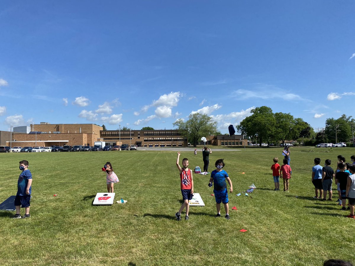 learnandteach04's tweet photo. What a wonderful day to celebrate @D62ForestElem Field Day! So good to see some of our remote learners that were able to join us! #fieldday21 #GrowAtFO #62workingtogether https://t.co/fsIjNjZwO8
