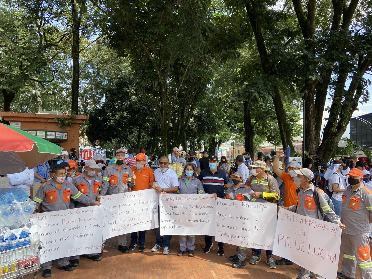 <a href="/sintraemvarias/">sintraemvarias</a> La calle es nuestro escenario habitual, en ella nos conocen y conocerán nuestros reclamos!! <a href="/Alegalleo73/">Alejandro Gallego</a> <a href="/QuinteroCalle/">Daniel Quintero 🇨🇴</a> <a href="/camivillamizar/">María Camila Villamizar Assaf</a>