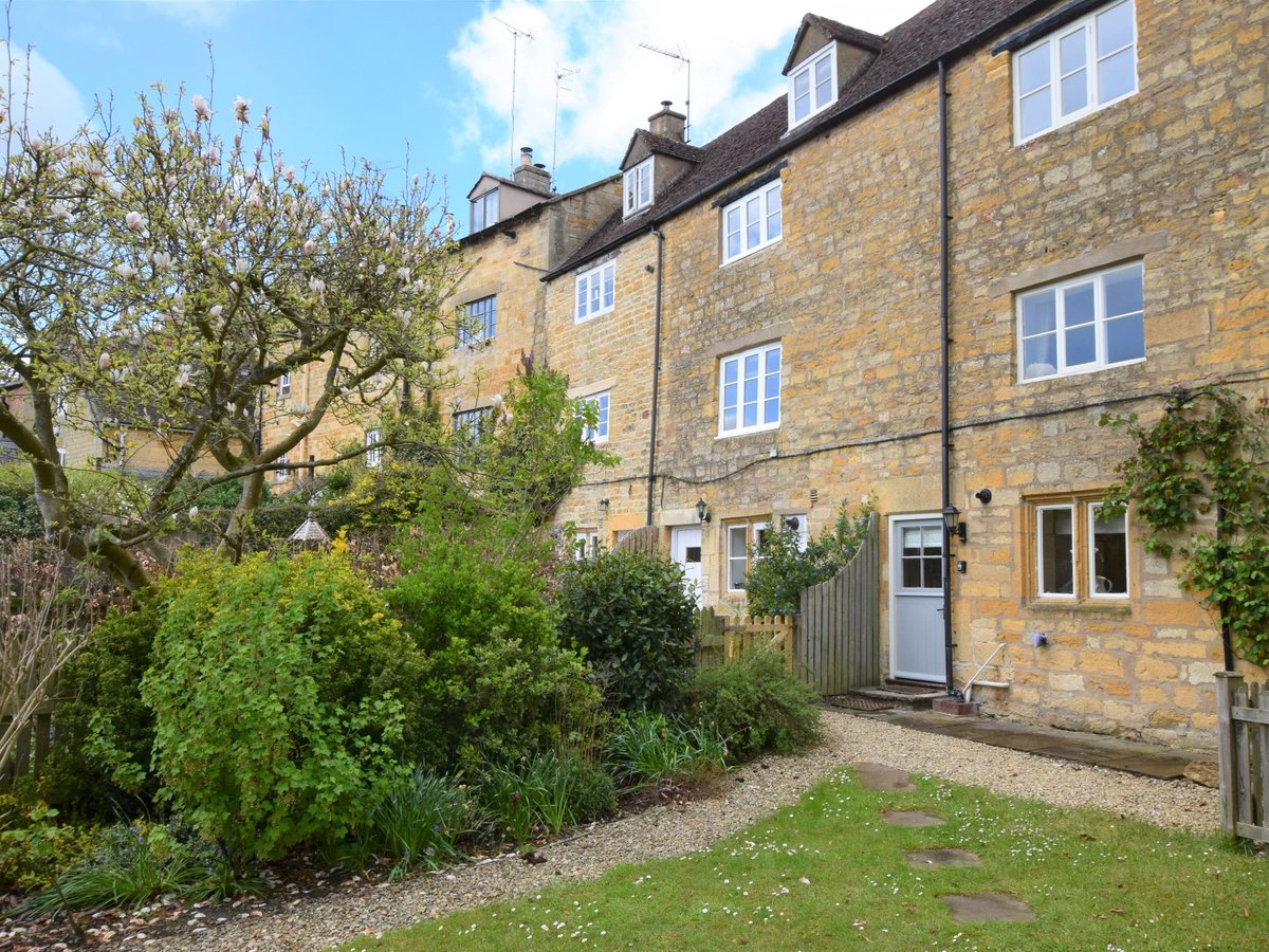 Dog friendly Gloucestershire holiday cottage - Blockley - sleeps 4 - horizoncottages.com/cottages/32918 - The quintessential village of Blockley is the perfect backdrop for a stay in the Cotswolds. #gloucestershire #blockley #holidaycottage #dogfriendly #visitgloucestershire