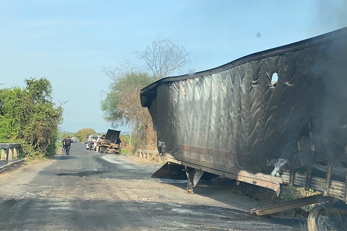 vozmichoacan's tweet image. Un día más de viacrucis en Aguililla: atraviesan y queman un tráiler

Más detalles: 👉cutt.ly/Int7cnD