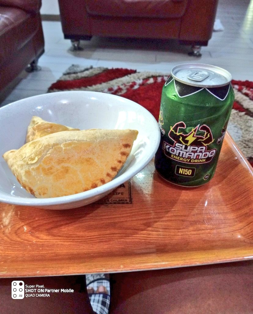 FavouredJMK's tweet image. After a long day out &amp;amp; about hustling, this is me getting my vibes back with @SupaKomando .Things @EricaNlewedim taught me😁

@PartnerMobileNG EV1Pro Smartphone shot it👌

#PartnerwithErica
PARTNER MOBILE FLASH SALES