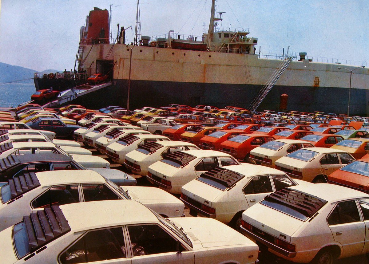 RiveraNotario's tweet photo. I love this propaganda book. And are those Chevrolet Elf?! | #Saemaul Undong, Saehan y Hyundai: https://t.co/6CZHfXxEsH https://t.co/HYwjDp5m2I