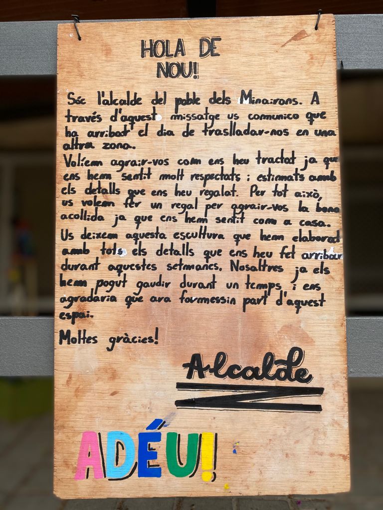 PostdataL's tweet photo. La setmana passada, estranyament, els minairons van desmuntar el seu poble de casetes de fusta. Però, heu vist el que hi han deixat al seu lloc? https://t.co/6w3sxrYvqh