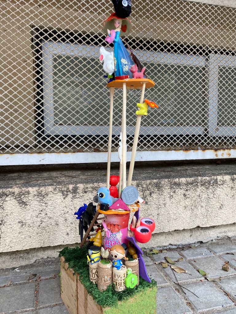PostdataL's tweet photo. La setmana passada, estranyament, els minairons van desmuntar el seu poble de casetes de fusta. Però, heu vist el que hi han deixat al seu lloc? https://t.co/6w3sxrYvqh