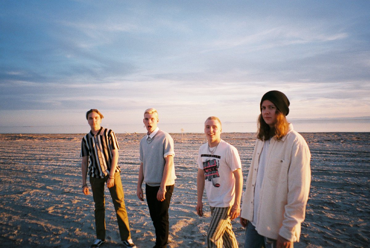 New single 'The Joker' coming this Friday and is now available for pre-saving, who's excited? 💕

pastelstereo.fanlink.to/TheJoker