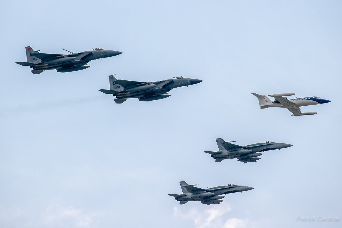 Avez-vous vu l’exercice militaire qui a eu lieu au-dessus de la région de Montréal ce matin? 👀
---
Did you see the military exercice in the airspace over Montreal this morning? 👀

[📸: Patrick Cardinal]