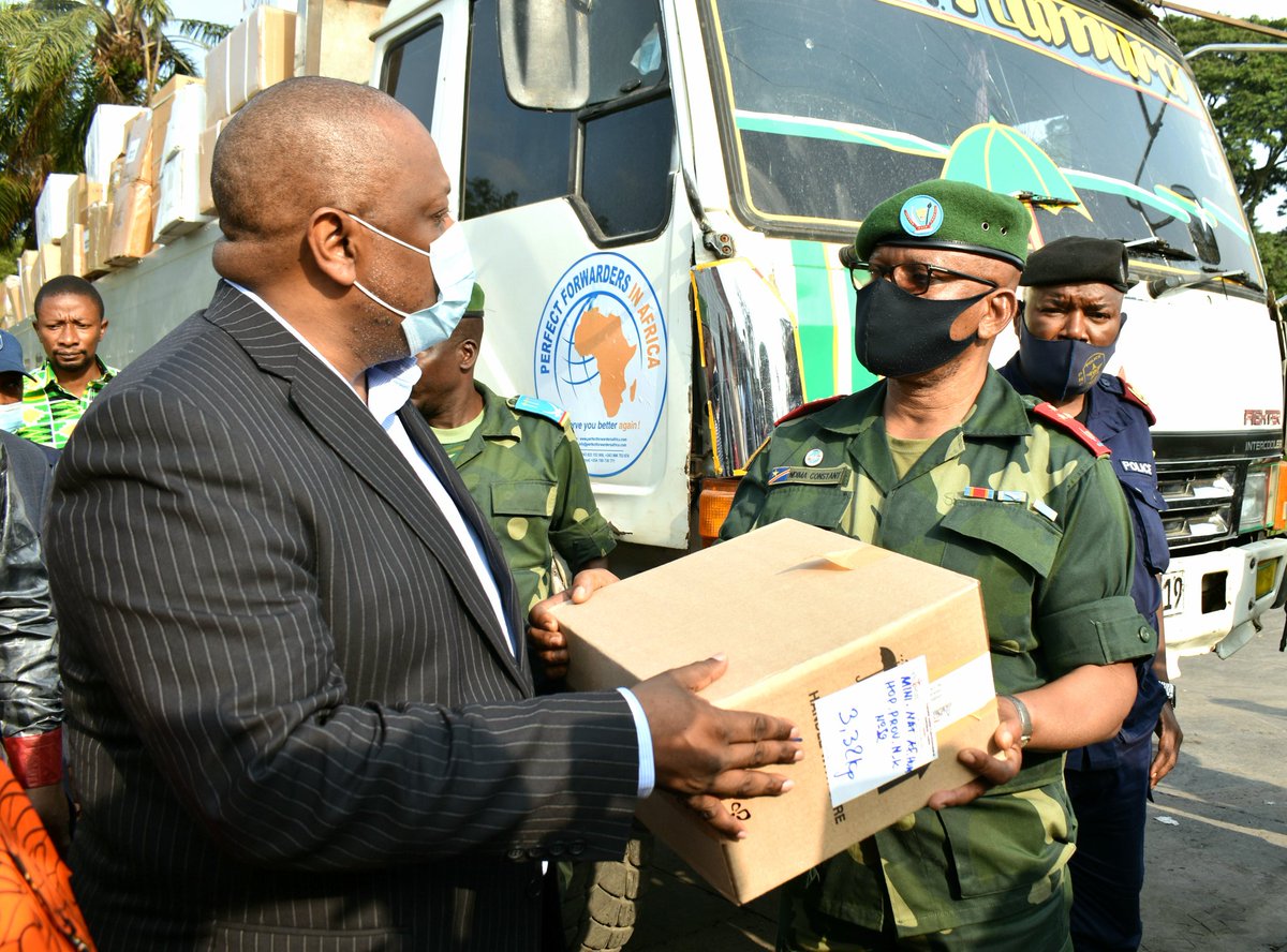 ZacheMATHINA6's tweet photo. #Nord-Kivu: Véritable ouf de soulagement pour les sinistrés de l'éruption volcanique, une assistance importante en leur faveur vient d'être remise ce mercredi 26 mai au LtGén NDIMA CONSTANT Gouverneur militaire, par l'équipe gouvernementale dépêchée à Goma.@fatshi13 @LukondeSama https://t.co/Y8vQH6e925