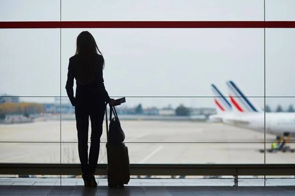 В твоих руках билеты,
Ты собрала чемодан.
Самолёт уходит в небо,
Я не увижу тебя никогда. 

Пройдут дни, недели, года,
Я стану на себя не похож.
Ты в аэропорту мимо пройдёшь
И даже не узнаешь меня...