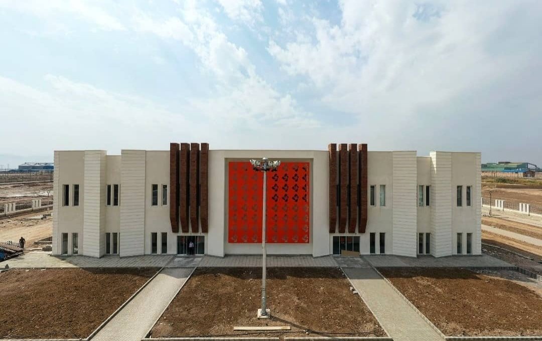 mohammademali's tweet image. نه مجموعه فناپ‌تک را می‌شناسم و نه کارشان را می‌دانم، اما همین‌که چنین کارخانه‌ای را در خرمشهر مظلوم بنا نهاده‌اند و صدها خرمشهری متخصص را بر سر کار برده‌اند، هزار بار آفرین و دست‌مریزاد و خداقوت دارد...