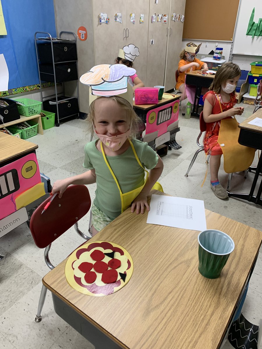 treml_amanda's tweet photo. Pioneer Pizzeria 🍕These chefs were building partners of numbers to complete orders! #WeAreASD #kindergartenrocks #abccountdown https://t.co/CwIOxnMiiC