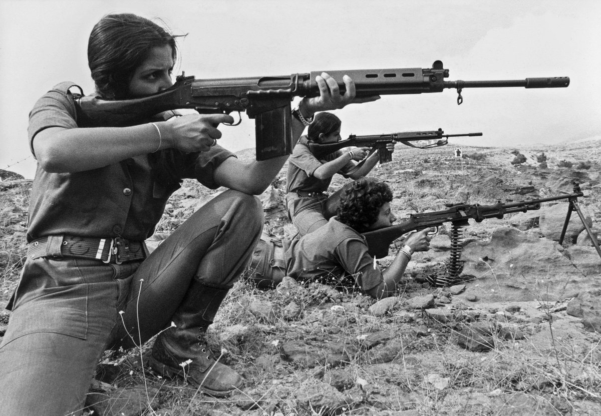 Arcdelahistori's tweet photo. Mujeres de las milicias cristianas maronitas de las Falanges Libanesas o Kataeb entrenan con fusiles FN FAL en una aldea entre el puerto de Jounieh y Zahle durante la Guerra Civil Libanesa, un 9 de septiembre de 1976. https://t.co/VyTxFVr0dM