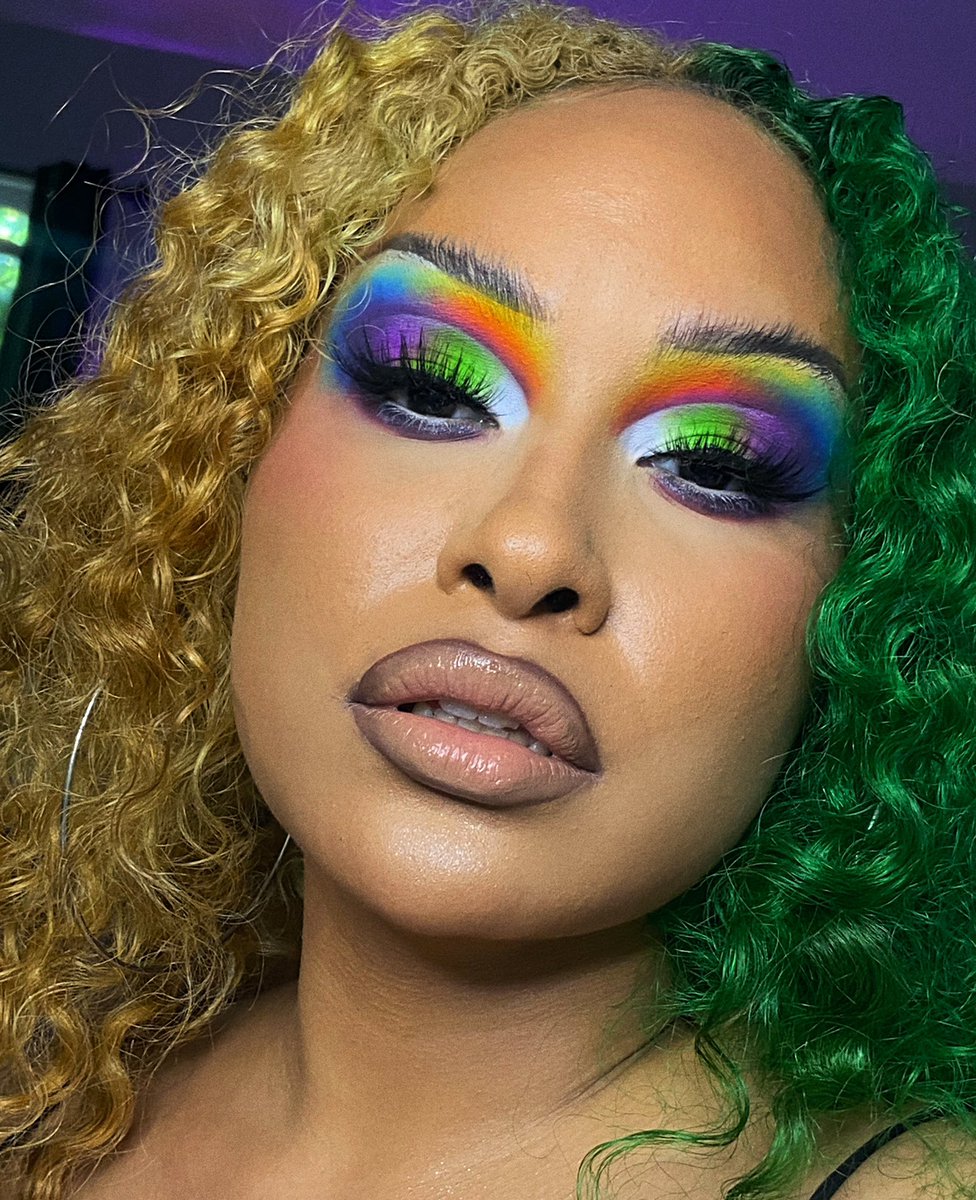 I misssed these kind of eye looks 😳