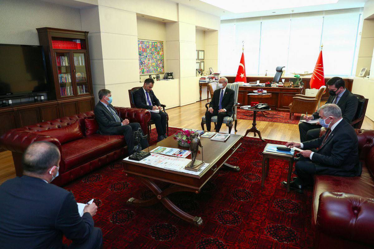 Cumhuriyet Halk Partisi Genel Başkanı Kemal Kılıçdaroğlu, Amerika Birleşik Devletleri'nin Türkiye Büyükelçisi David Satterfield ile görüştü.

#EmrinOlurReis 
#DevletEbedMuddet