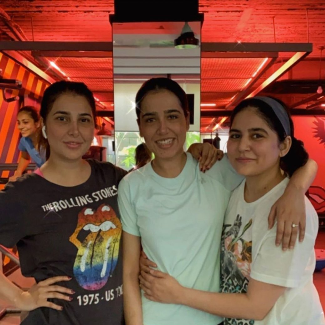 #AreebaHabib, #ManshaPasha and #SanamBaloch are gym-buddies and the best way to work out is with your friends ... so that they can cheer you on when you’re too tired! 🏋️