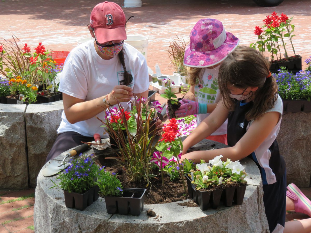 LowellNPS's tweet photo. What do Park Rangers, Brownies, and Daisies all have in common? Green thumbs! This past weekend, enthusiastic Girl Scouts gave their time to a planting project and park cleanup. All of us at @LowellNPS say thank you! #LowellNPS #LikeLowell #NPSVIP #FindYourPark #GirlScouts https://t.co/oSFarMwPdV