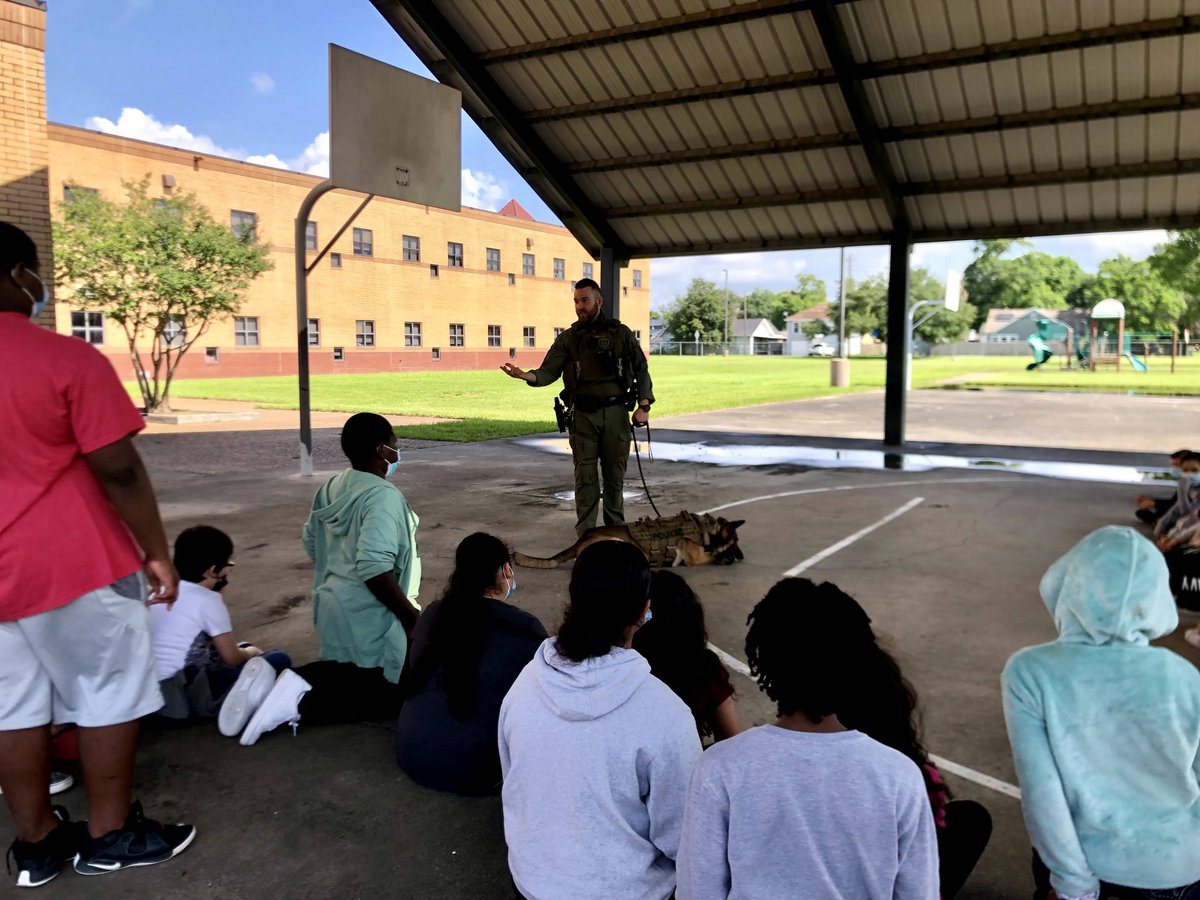 CMartinezES_WRS's tweet photo. Officer Sierra and company came to campus and brought along a paw-some fellow officer! Thank you for the insight into a career with @houstonpolice for our College and Career Week at C. Martinez ES! #HPDPals #PawOfficer https://t.co/Lz286qpI1z