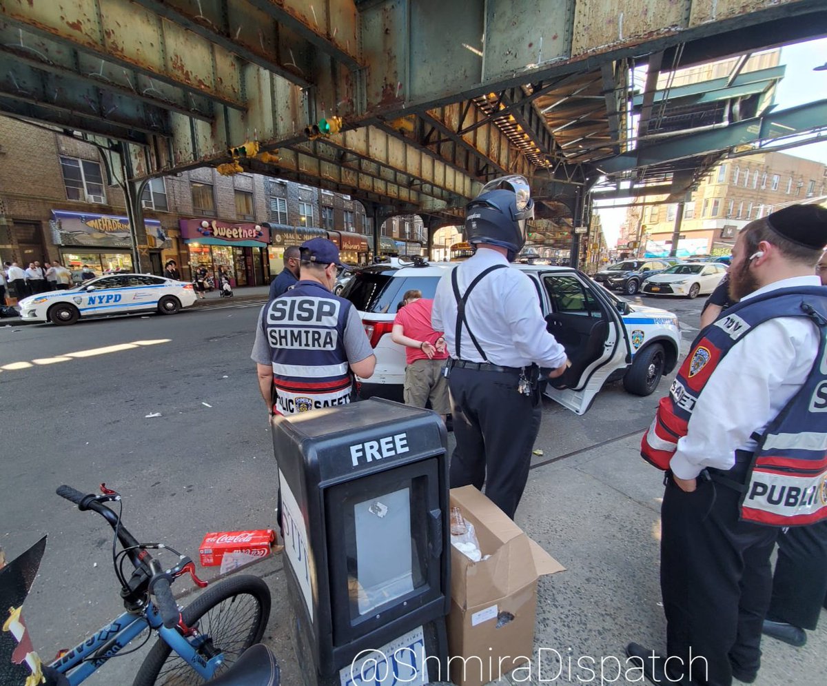 ShmiraDispatch's tweet photo. Photo: 1 Under by @CWSPshmira @NYPD66Pct for Shoplifting. #GreatJob https://t.co/qZ2knEa0SL