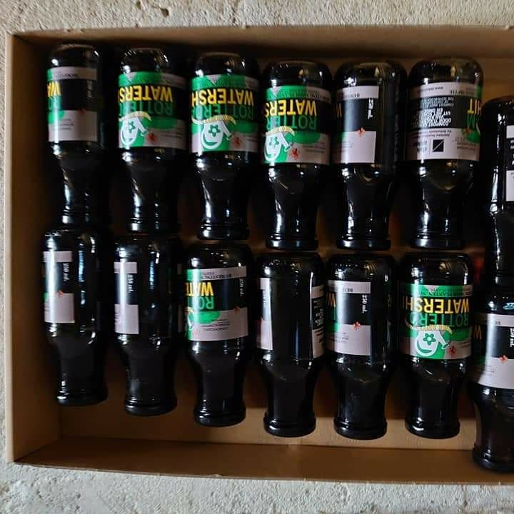 d_akkers's tweet photo. #Rotterdamwatershit in 'n doosje, klaar voor transport naar @ecomondoNL, mooie donkere en krachtige #wormencompostthee voor de plantjes van onze #compostwormen in @wormenhotel-s op de #DakAkker. https://t.co/dJSMxLz0yb