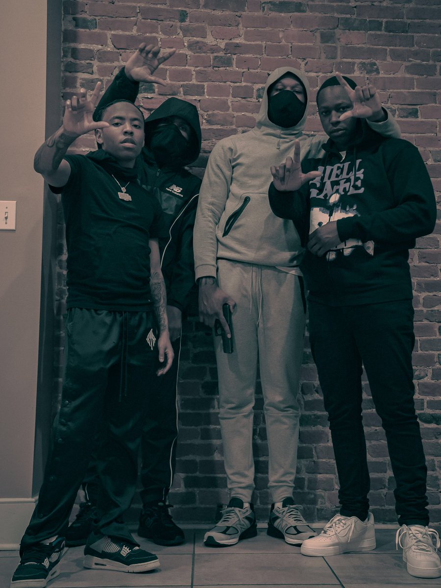 blumbergfour's tweet image. We Gone Get This Money Give Af Bout Niggas Liking Us 🏴 #LLDG