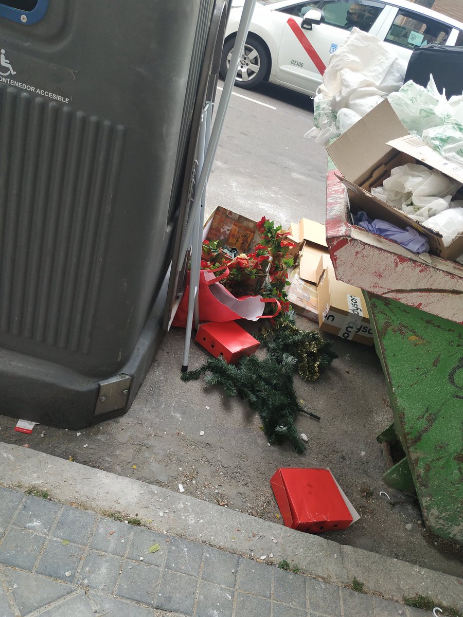 AscoMadrid's tweet photo. Madrid, ¡qué asco das! #MadridDaAsco @Lineamadrid @MADRID @AlmeidaPP_ @begonavillacis @PPMadridCentro @CsMadridCiudad https://t.co/wT17S94UZo