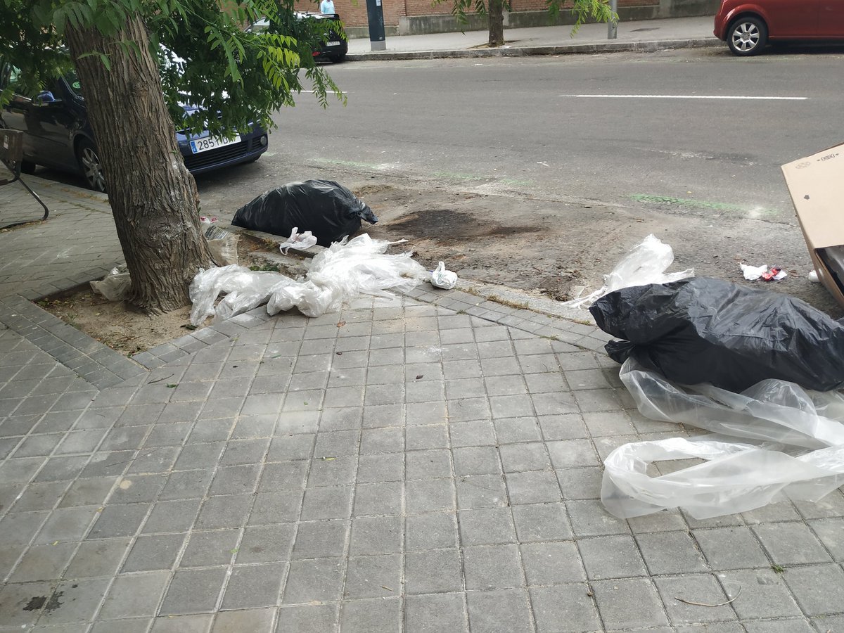 AscoMadrid's tweet photo. Madrid, ¡qué asco das! #MadridDaAsco @Lineamadrid @MADRID @AlmeidaPP_ @begonavillacis @PPMadridCentro @CsMadridCiudad https://t.co/wT17S94UZo