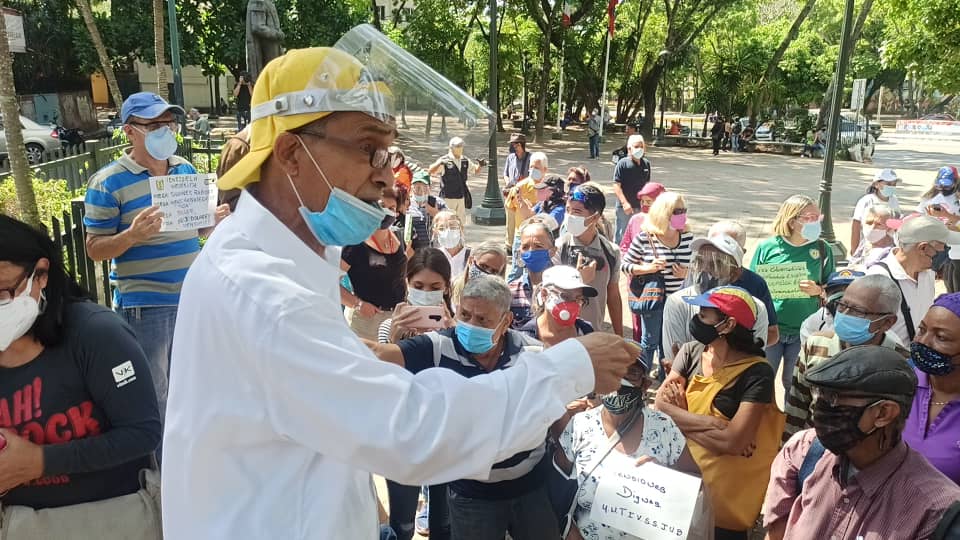 Punto_deCorte's tweet photo. #PDCReporta #26May | Pensionados, jubilados y enfermeros, protestaron en la Plaza Morelos de Caracas para exigir salario digno, atención médica y vacunación masiva contra el covid-19 https://t.co/Llde4OIYzN