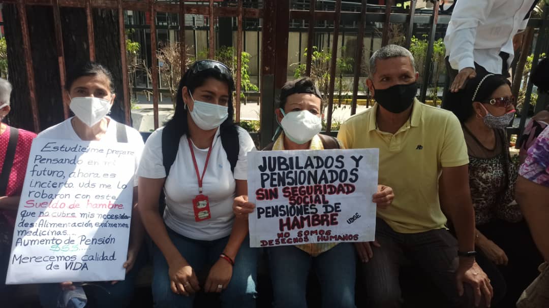 Punto_deCorte's tweet photo. #PDCReporta #26May | Pensionados, jubilados y enfermeros, protestaron en la Plaza Morelos de Caracas para exigir salario digno, atención médica y vacunación masiva contra el covid-19 https://t.co/Llde4OIYzN