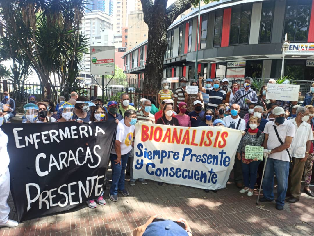 Punto_deCorte's tweet photo. #PDCReporta #26May | Pensionados, jubilados y enfermeros, protestaron en la Plaza Morelos de Caracas para exigir salario digno, atención médica y vacunación masiva contra el covid-19 https://t.co/Llde4OIYzN