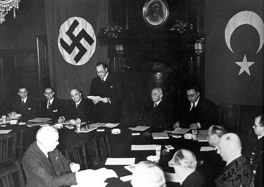 @MarcoFlorianMED @ozgurcd Please allow me to contribute to the conversation with this picture. This is the moment the 'German–Turkish Treaty of Friendship' is being signed.