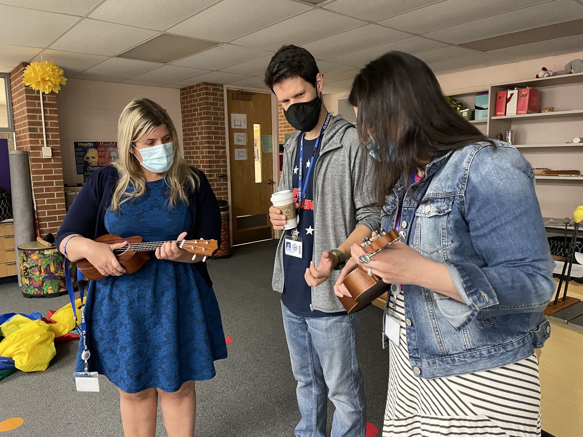 What better way to start the day than with Ukulele Club, led by Music Teacher Extraordinaire Ms. Partyka! #PREagles  <a href="/glenview34/">Glenview District 34</a>  #WeAreD34