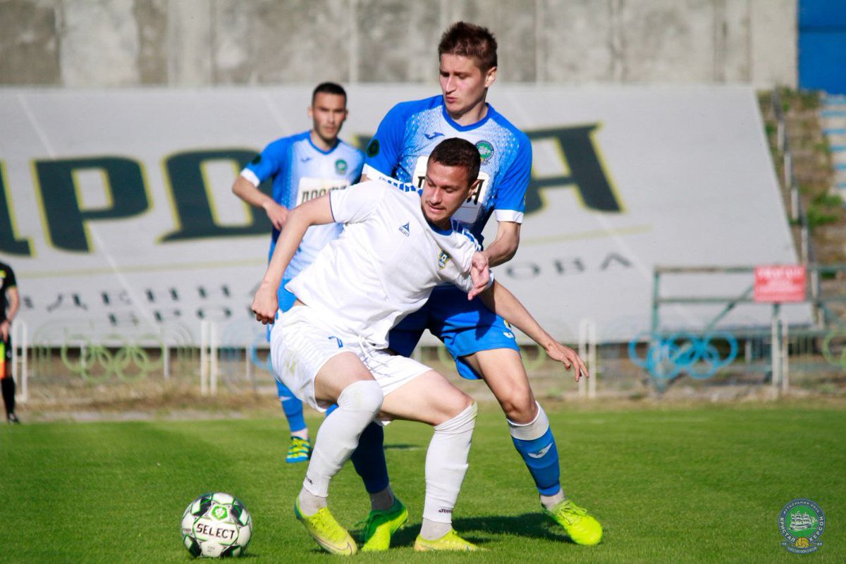 MFC_Krystal's tweet photo. Кристал вдома програв Кремню - 1:2⚽️
Господарі пропустили наприкінці першого тайму від Семенова😭
Вакуленко у друго��у таймі класним ударом відновив інтригу💣
Але "стандарт" і удар від Курелєха приніс перемогу гостям😞
Детальний звіт - на офіційному сайті клубу✅

#кристалізуйся https://t.co/OrcyRjEBf5