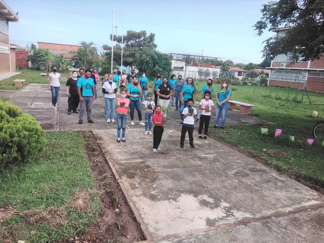 CDCEBarinas's tweet photo. #Barinas | Hoy se realizó la siembra de Árboles en las Instituciones Educativas de la Comunidad Rosa Inés del Municipio BARINAS, en el Marco del Bosque Bicentenario. Un trabajo articulado con DENNPNEE-SENIFA, DJAPA, Súpervision y PTMS #JuntosSomosMas

@MPPEDUCACION
@eduardopiate2 https://t.co/HzBElcZ8A2