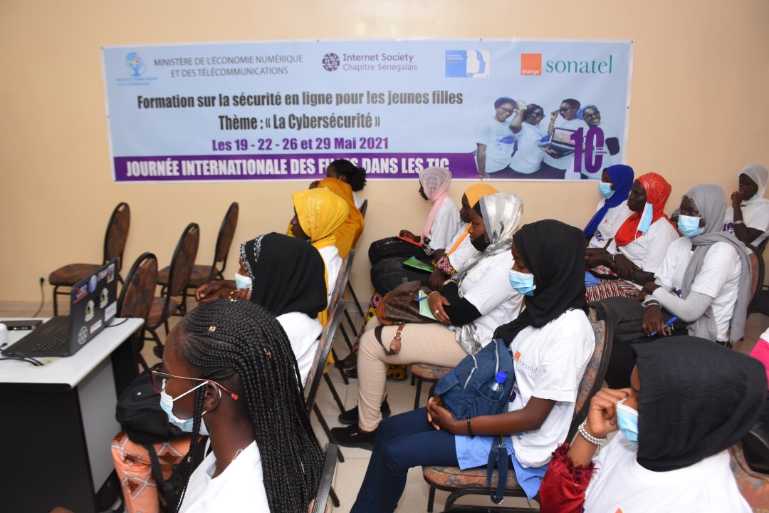 mtngouvsn's tweet photo. Mercredi 19 mai Première session de formation avec les jeunes Filles du lycée de #Bambilor et des #CFPT de Dakar #JIFTIC #MENT #MENT 
#SN2025 https://t.co/SNYIk9rijb
