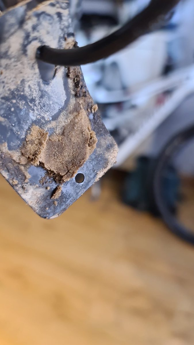 JulJul81's tweet photo. Desmontando el pedalier de mi  @MMRBikes Kenta y este es el resultado. Cambie las cazoletas hace 1 semana y ahora está así. Entra arena por la tapa de abajo. @MMRBikes dice que desconoce el problema (aunque conozco 3 personas que les pasa lo mismo)¿soy el único? #defectodediseño https://t.co/8rBRABAvwQ