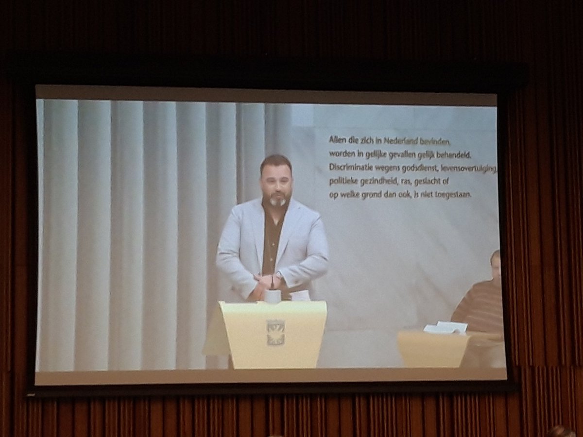 Overhandiging van de 5e editie van de Raadgever door <a href="/InfoOka/">OKA</a> aan onze voorzitter <a href="/raadArnhem/">raadArnhem</a> de heer <a href="/ahmedmarcouch/">Ahmed Marcouch</a>. Goed dat onze ondernemers actief inbreng leveren bij de toekomst van onze stad Arnhem. De informatie zal het <a href="/CDAArnhem/">CDA Arnhem</a> benutten in het verkiezingsprogramma.